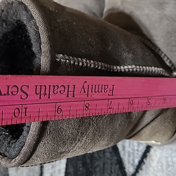 UGG AUSTRALIA CLASSIC SHORT BROWN LEATHER SHEEPSKIN BOOTS PRICE FIRM - Picture 13 of 13